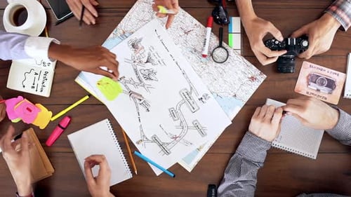 Vista superior de colegas fazendo um brainstorming