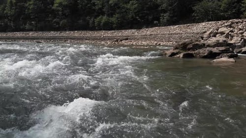 Nahaufnahme des Rapid River Stream in der Nähe der Straße