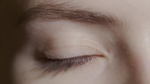 Un portrait rapproché d'une belle jeune femme, yeux d'une belle femme, souriant, regardant la caméra