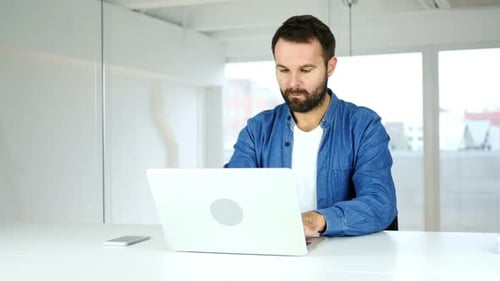 Hombre de barba dejando la oficina después del horario de trabajo