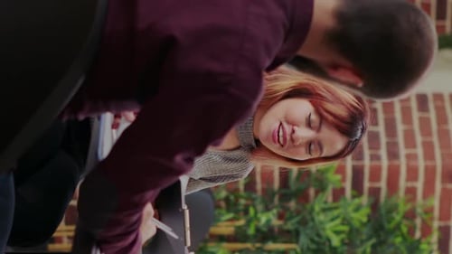 Collaborateurs vidéo verticaux examinant les statistiques boursières sur tablette