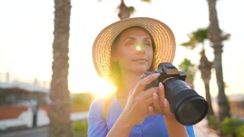 Photographe Touriste prenant des photos avec un appareil photo dans un magnifique paysage tropical au coucher du soleil