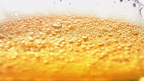 bier. bier schaum. bierblasen. helles bier