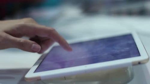 Junge Frau benutzt ein Tablet im Büro