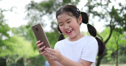 Conferência de chamada de menina com smartphone