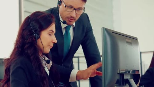 Geschäftsleute mit Headset, die im Büro arbeiten