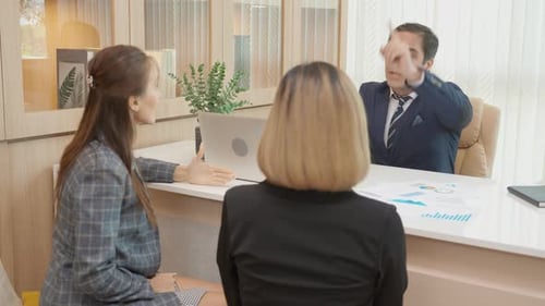 Führungskraft oder Chef streiten und verhandeln mit dem Mitarbeiter im Besprechungsraum im Büro.