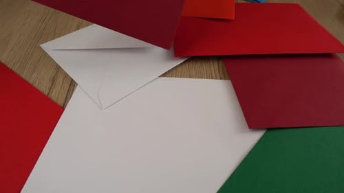 Sobres multicolores que caen. A cámara lenta.