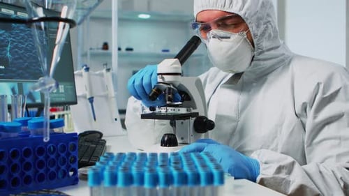 Biowissenschaftler forschen insgesamt mit Mikroskop
