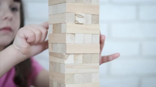 Ein Kind spielt ein Brettspiel.