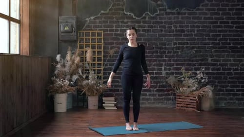 Mujer practicando yoga en clase bajo techo