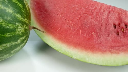 Köstliche und reife Scheibe einer Wassermelone
