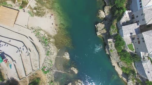 Luftaufnahme des Flusses Neretva in Bosnien
