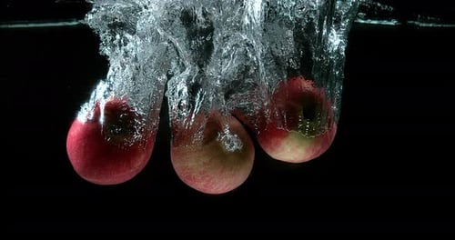 900458 Äpfel, malus domestica, Früchte, die vor schwarzem Hintergrund ins Wasser gelangen, Zeitlupe 4K