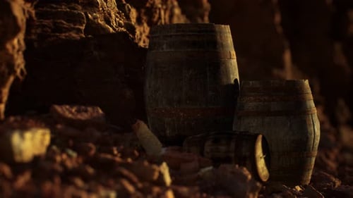 Velhos barris de vinho vintage de madeira perto de Stone Wall em Canyon