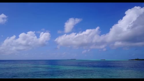 Luftflug über den Himmel der Meeresküste Strandausflug durch flache Lagune mit weißem Sandhintergrund von Jo