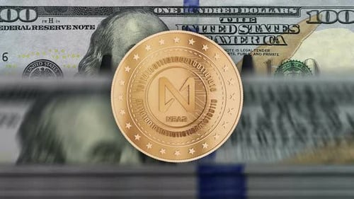 Près des pièces de crypto-monnaie sur la boucle des billets de dollars