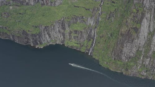 Boot am Wasserfall