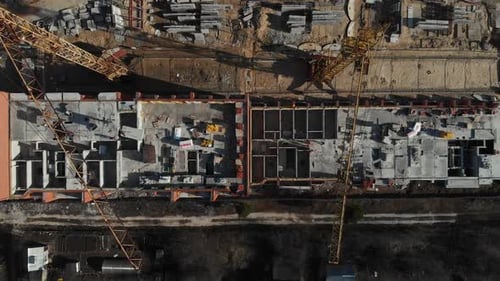 Drohne fliegt über eine Baustelle mit Blick von oben nach unten. Die Kamera fliegt, Aufbau, oben