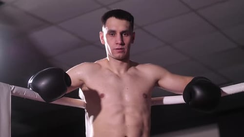 Kämpfer ruht nach dem Kampf im Ring