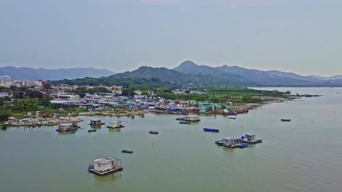 Uma filmagem aérea dinâmica da vila de pescadores em Lau Fau Shan, nos Novos Territórios de Hon