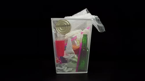 Poubelle remplie jetant des déchets en plastique dans la poubelle en métal sur fond noir