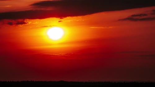 Zeitraffer Dramatisch Sonnenuntergang mit Sonnenstrahlen am Himmel durch orange geschichtete Wolken
