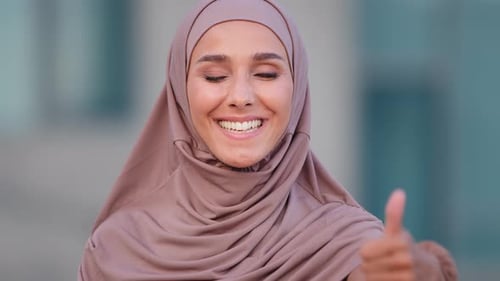 Nahaufnahme Muslim Glücklich Zufriedene zufriedene Frau trägt Hijab auf dem Kopf lächelnd in die Kamera