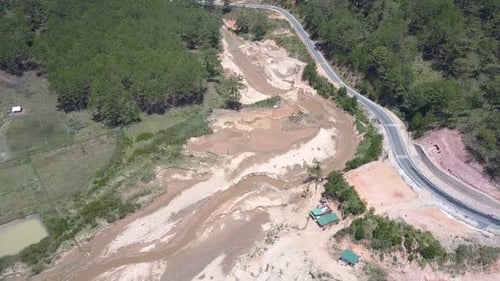 Große Sandgewinnungs-Steinbrüche im flachen Flusstal