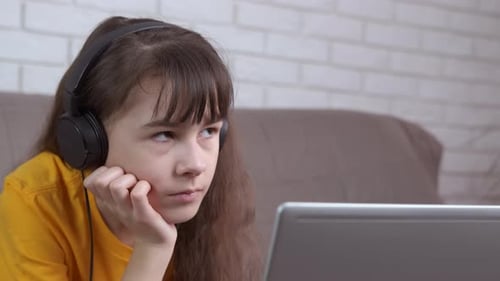 Entspannen Sie sich im Internet mit Kopfhörern