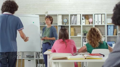 Écolier répondant pendant la leçon de mathématiques