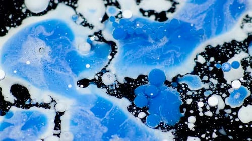 Erstaunliche weiße und blaue Farbblasen auf der Öloberfläche. In Öl malen.