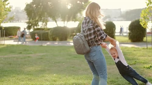 Mère et petite fille s'amusent dans le parc par temps ensoleillé