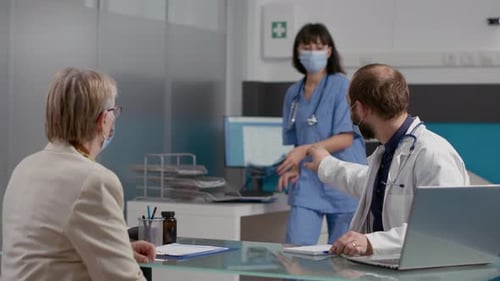 Gesundheitsspezialist erklärt Diagnose von Röntgen-Scan-Knochen