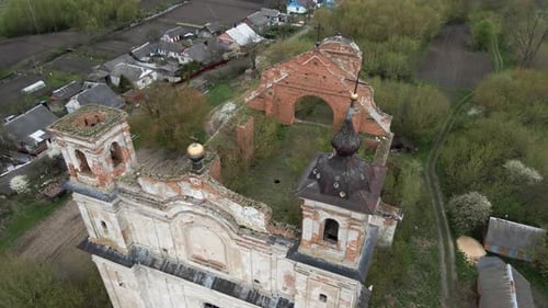 Vue aérienne des ruines de l'église de Saint-Antoine Ukraine