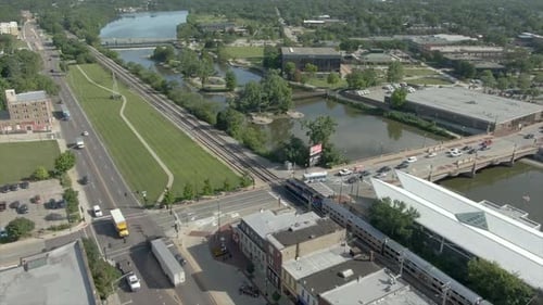 Pendlerzug entlang Fox River
