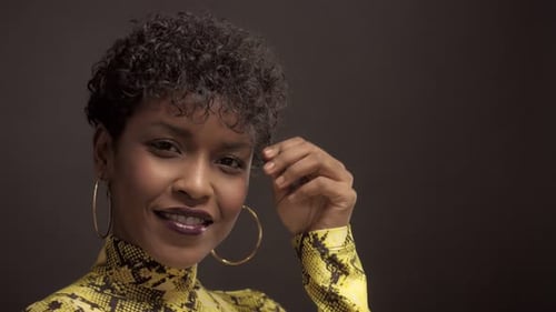 Femme afro-américaine en robe jaune vif à imprimé python
