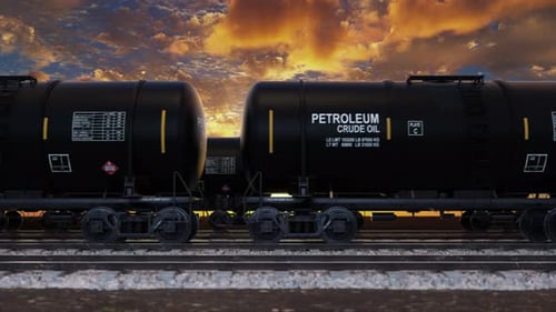 El transporte de petróleo en vagones cisterna se mueve por ferrocarril con combustible de petróleo