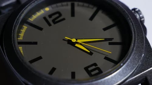 Le mouvement des aiguilles jaunes d'une montre-bracelet. Le mouvement des aiguilles d'une montre-bracelet à quartz.