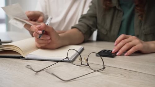 Esposa calcula custos para renovação de apartamento, valor de nomes de homem