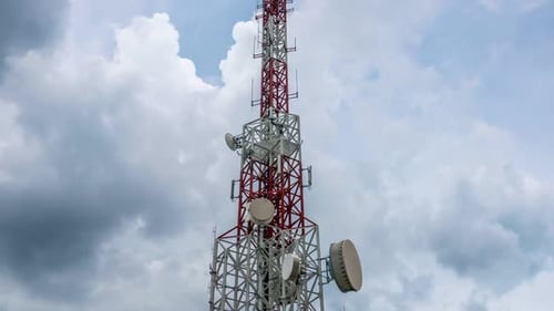 Lapse de tempo da torre de telecomunicações contra o céu e as nuvens ao fundo