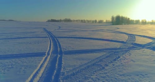 Vue aérienne Drone d'un paysage hivernal froid avec un champ arctique, des arbres couverts de givre, de neige et