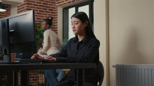 Porträt eines fokussierten Systemingenieurs, der mit den Analyseergebnissen am Schreibtisch zufrieden ist