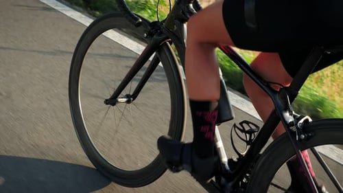 Drehung des Fahrradrads. Fahrradkassette und Zahnraddrehung bei Sonnenuntergang
