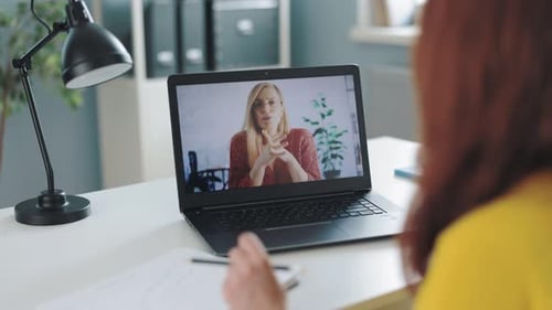 Manager kommuniziert online mit Kollegen