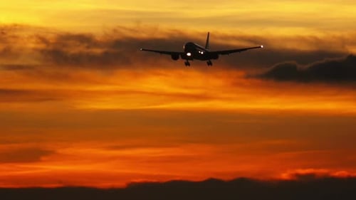 Flugzeug-Silhouette am Nachthimmel
