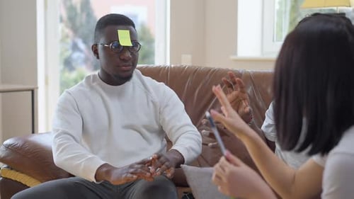 Porträt eines jungen Afroamerikaners mit Brille, der Fragen stellt und den Wortstein erraten