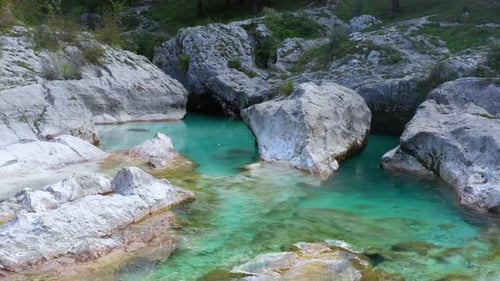Vol au-dessus du fleuve dans le parc national du Triglav