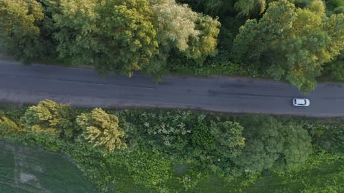 Luftaufnahme Straße in Feldnähe bei Sonnenuntergang