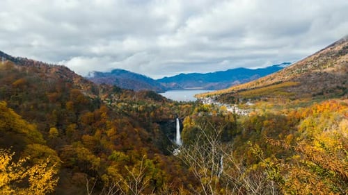 Montaña y cascada en otoño